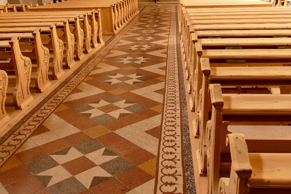 Madeira chão igreja cruzar