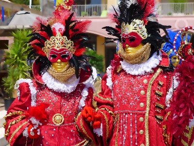 Foto Rakyat menari karnaval festival