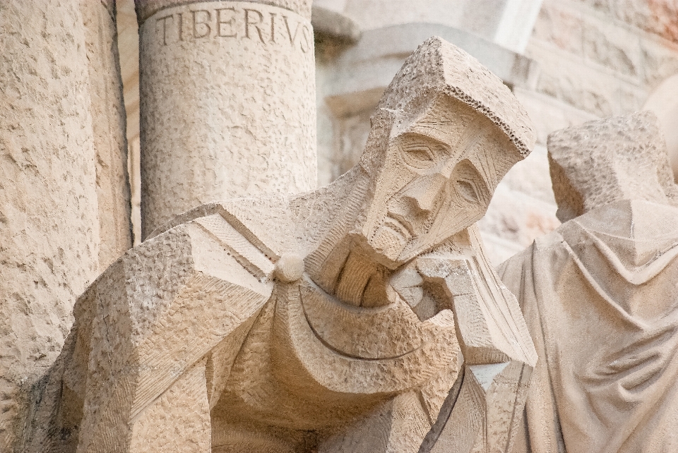 Piasek pomnik statua kolumna