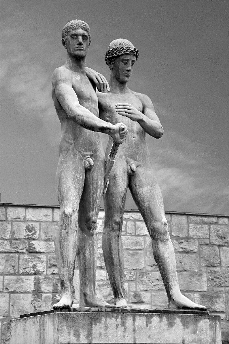 En blanco y negro
 fotografía monumento masculino