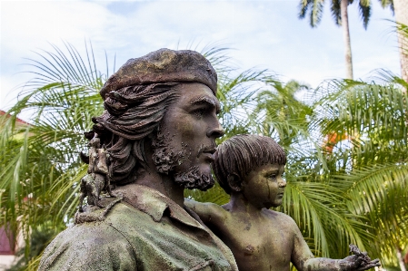 Tree people flower monument Photo