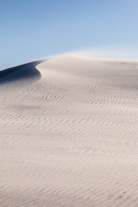 Paesaggio sabbia cielo bianco