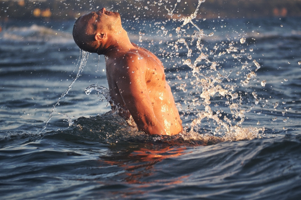 Hombre mar agua naturaleza