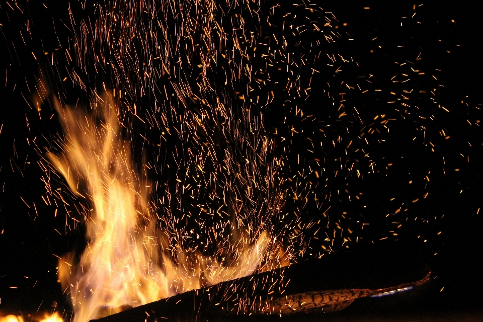 Lampu malam kembang api merah