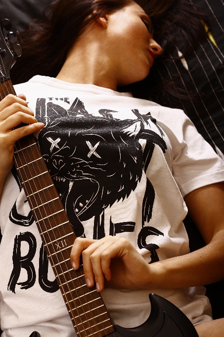 Persona ragazza donna chitarra