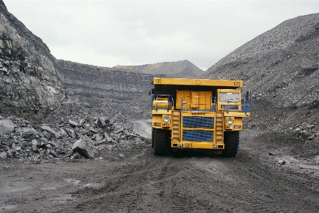 Foto Gunung mobil aspal
 mengangkut