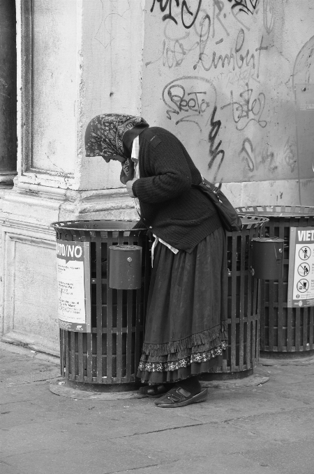 En blanco y negro
 mujer camino