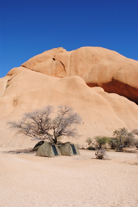 Paisaje exterior arena rock