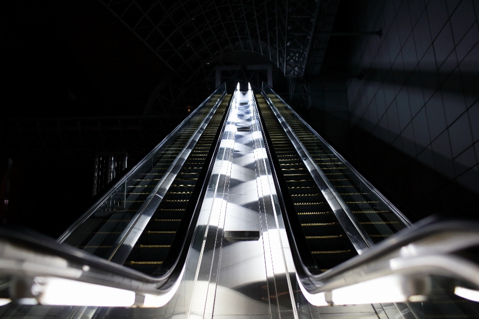 Luz noche escalera mecánica subterráneo