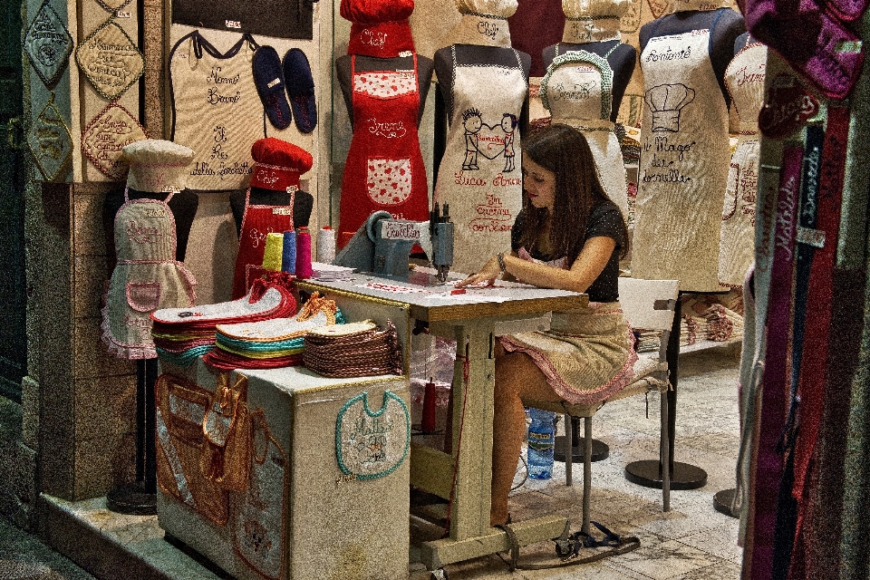 Aiguille femme atelier machine