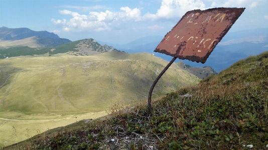 Foto Lanskap gurun
 sedang berjalan gunung