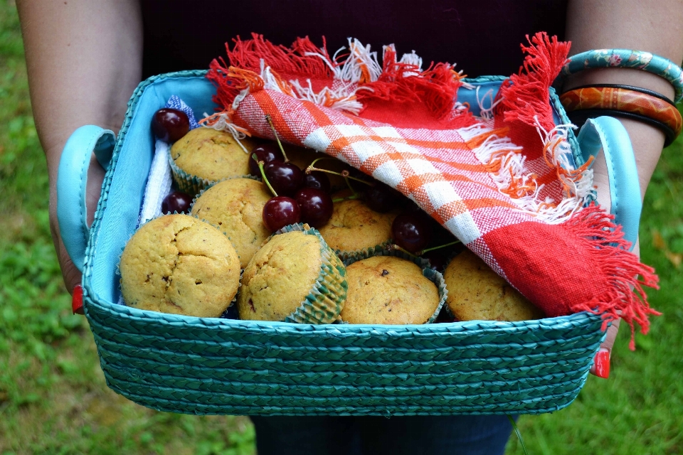 Hand draussen getreide frucht