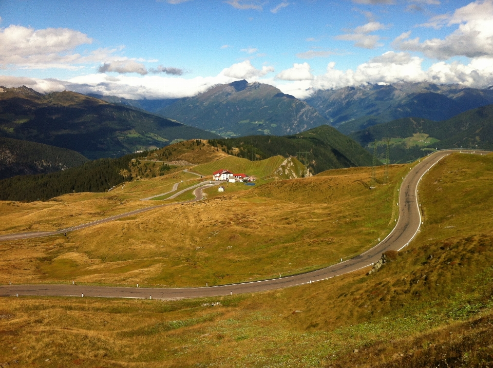 Paisaje montaña camino prado
