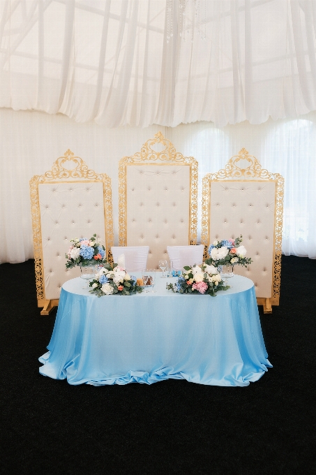 Mesa azul habitación boda