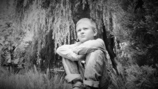 Photo Forêt personne noir et blanc
 blanc