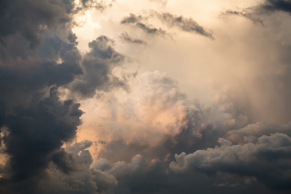 Awan langit matahari terbenam putih