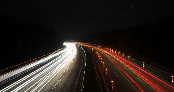 Foto Lampu jalan putih menjembatani