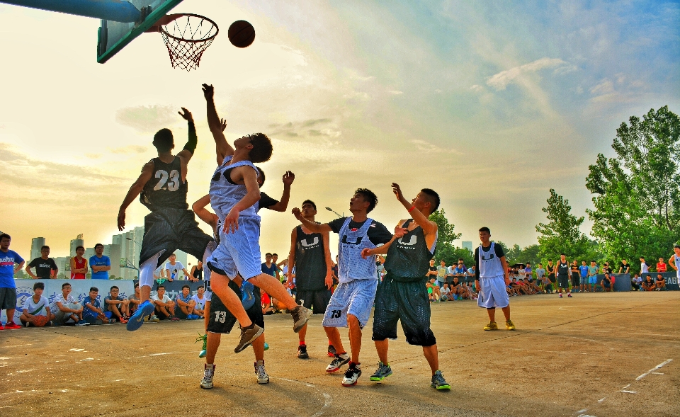 Jeu jouer basket-ball football