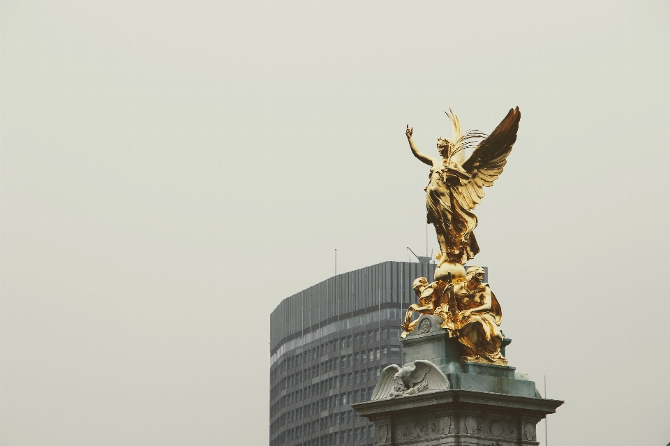 Monumento statua d'oro edificio per uffici
