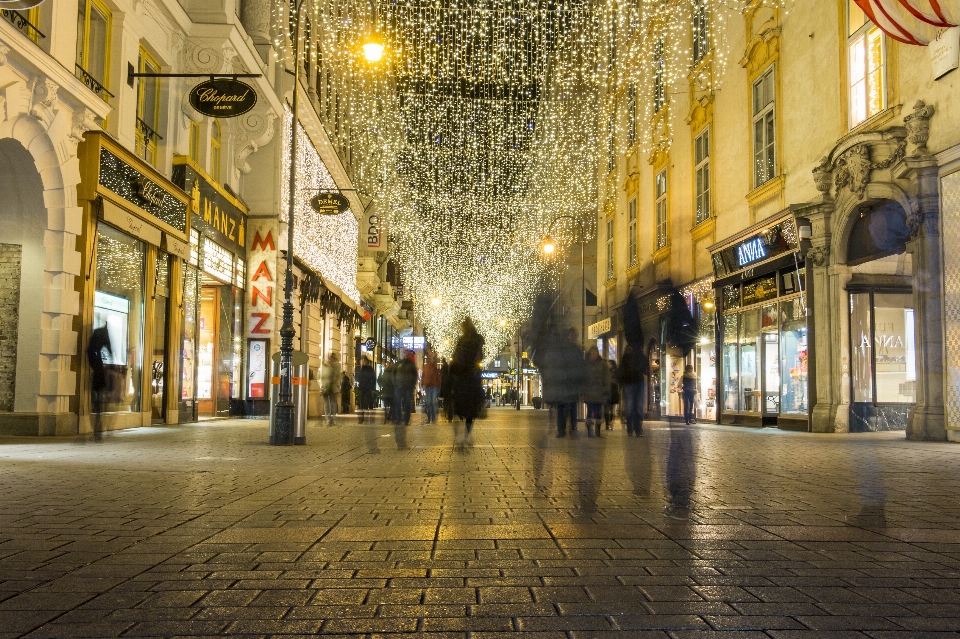 Pedone strada notte città