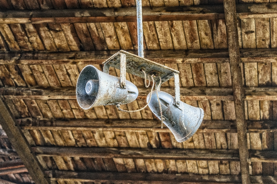 Wood roof wall train