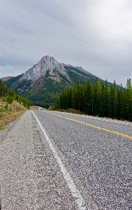 Foto Lanskap gunung jalan bukit