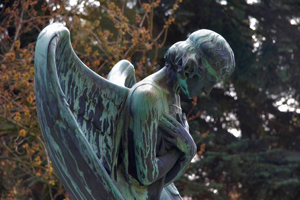 Wing leaf monument statue