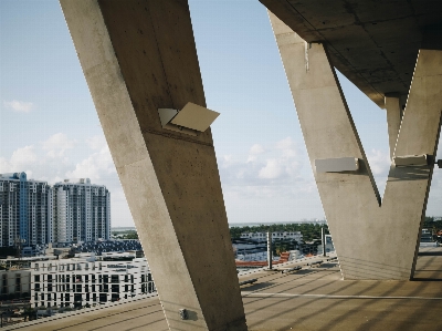 Foto Arsitektur struktur kayu menjembatani