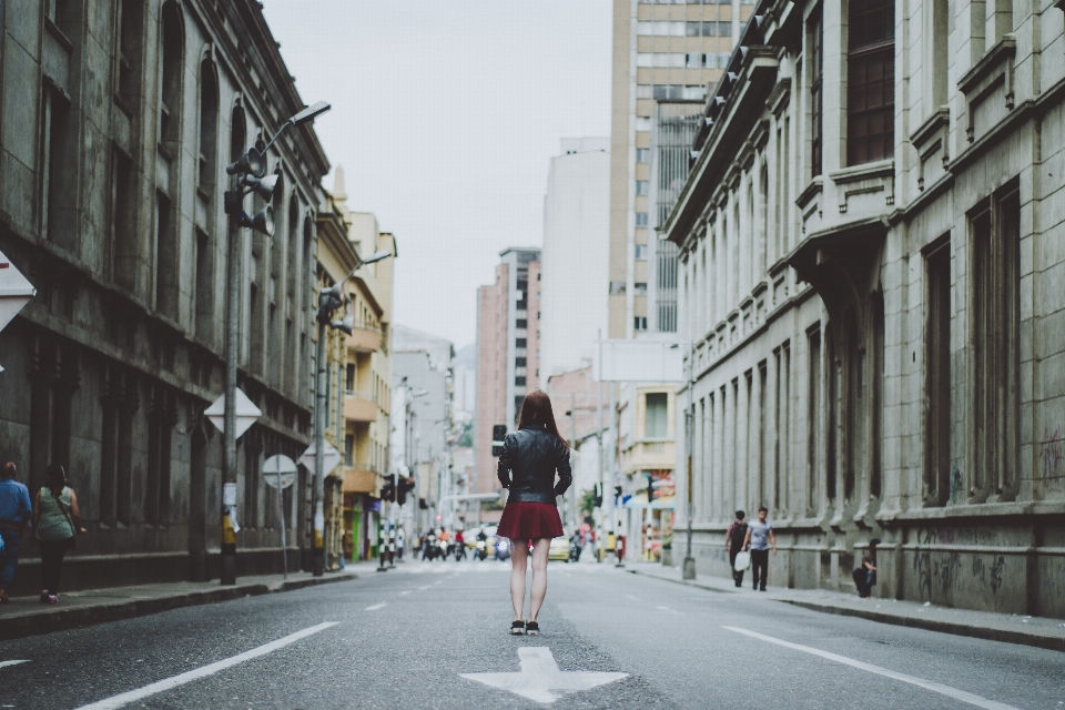 行人 女孩 路 街道