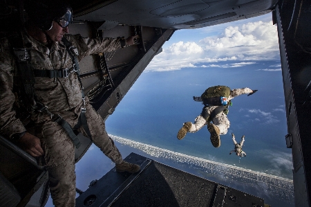 Foto Pesawat militer melompat kendaraan