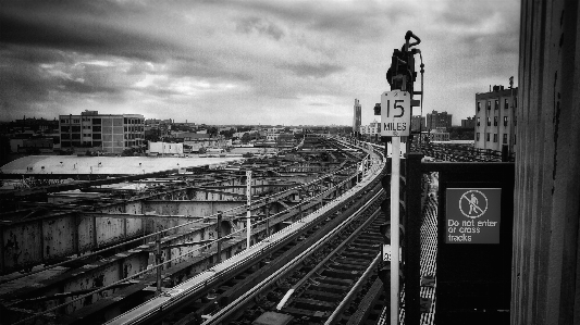 黒と白
 追跡 道 橋 写真