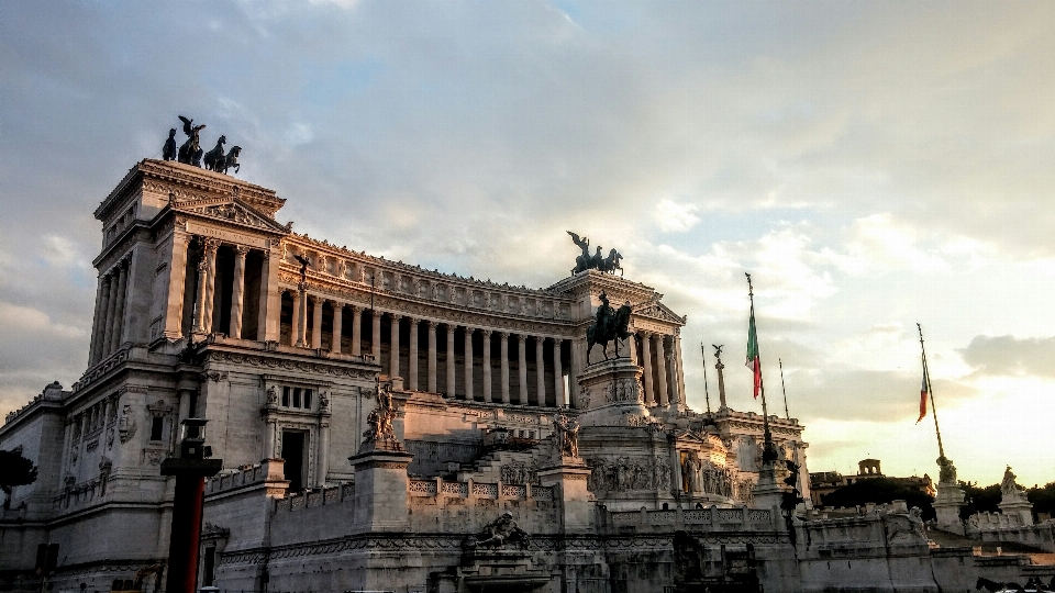 Arsitektur kota istana monumen