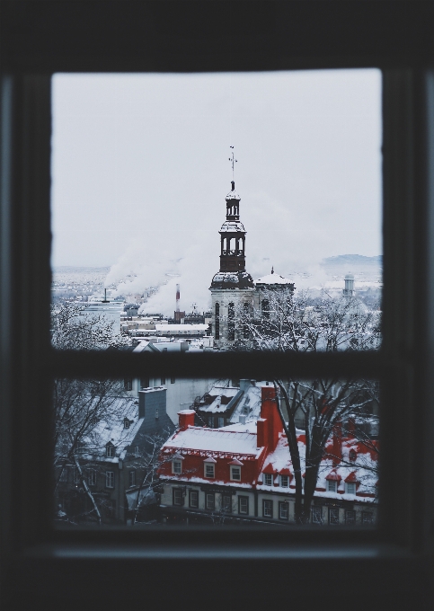 śnieg zima sylwetka na tle nieba okno