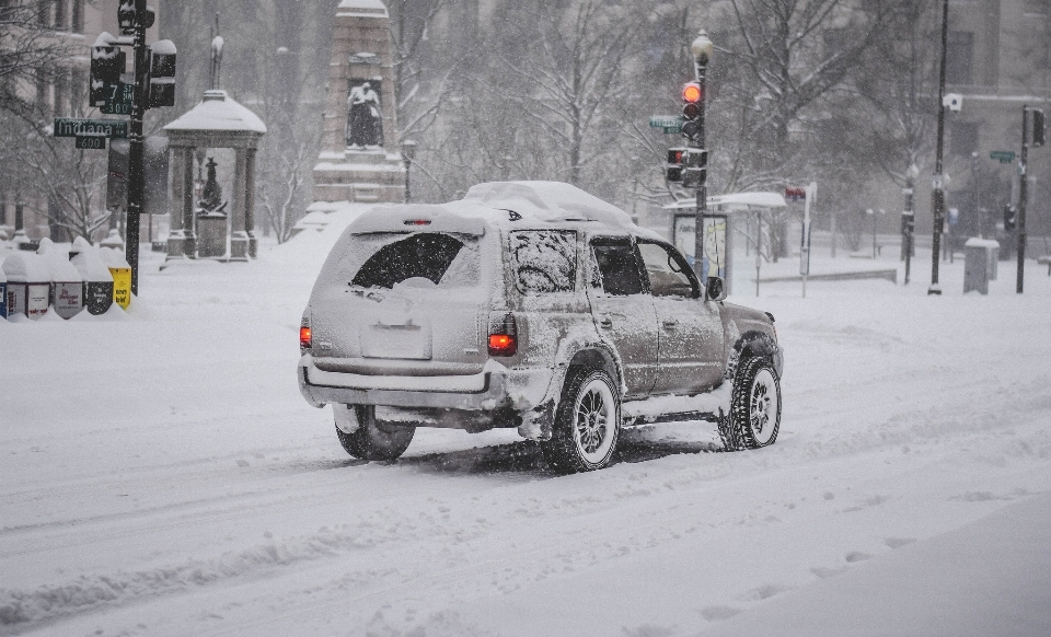 Nevicare freddo inverno strada