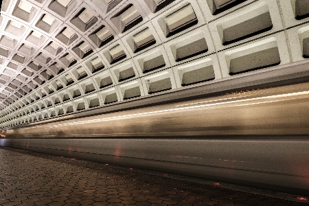 Foto Luz acompanhar túnel subterrâneo