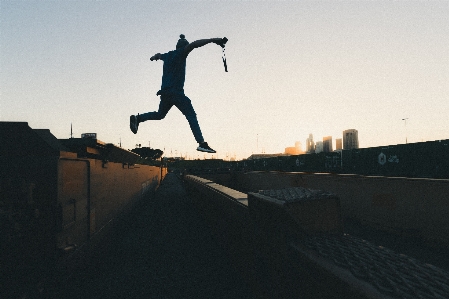 Foto Bayangan hitam orang fotografi skateboard