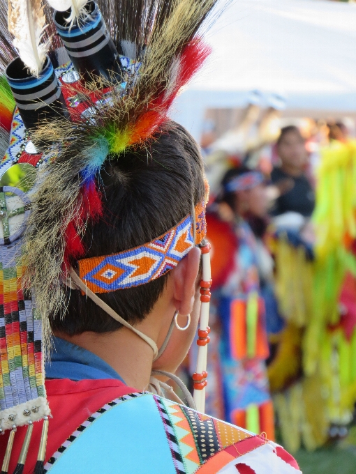 Menschen tanzen karneval feder