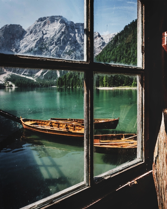 Montanha barco janela lago