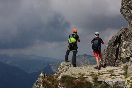 Foto A piedi montagna escursionismo
 avventura