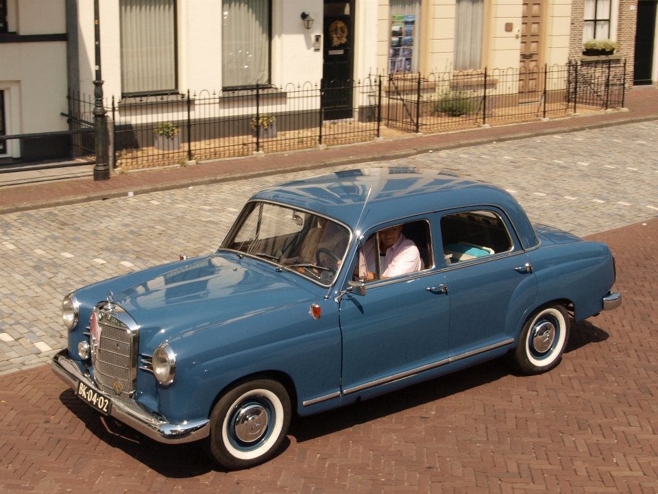 Voiture roue rétro conduite