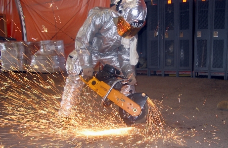 Foto Homem construção metal máquina