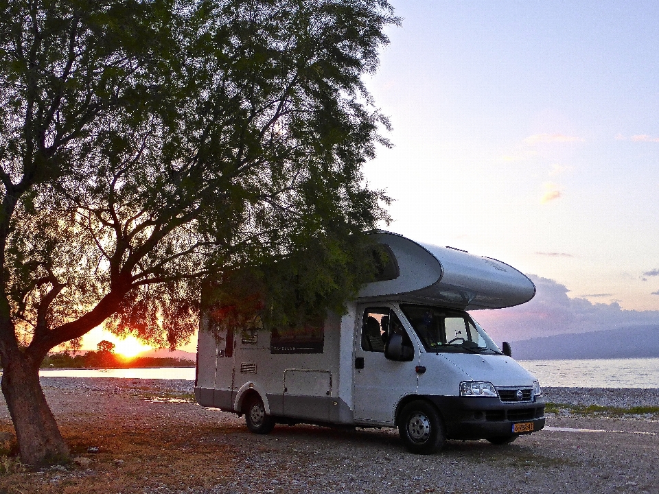 Praia pôr do sol carro sozinho