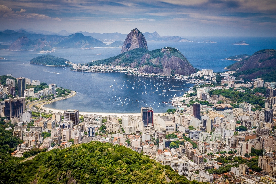 Paisagem mar montanha céu