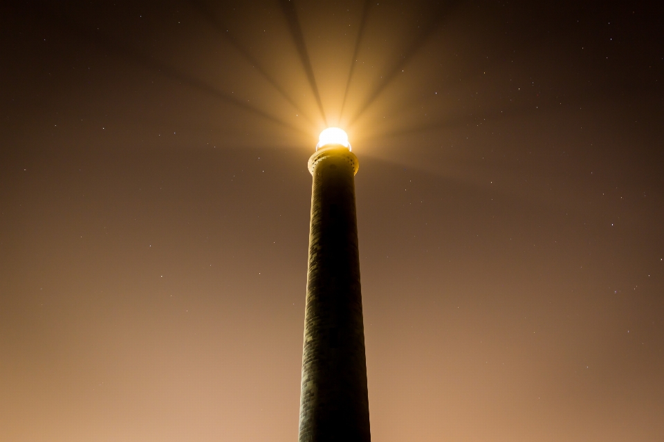 Luz farol céu noite