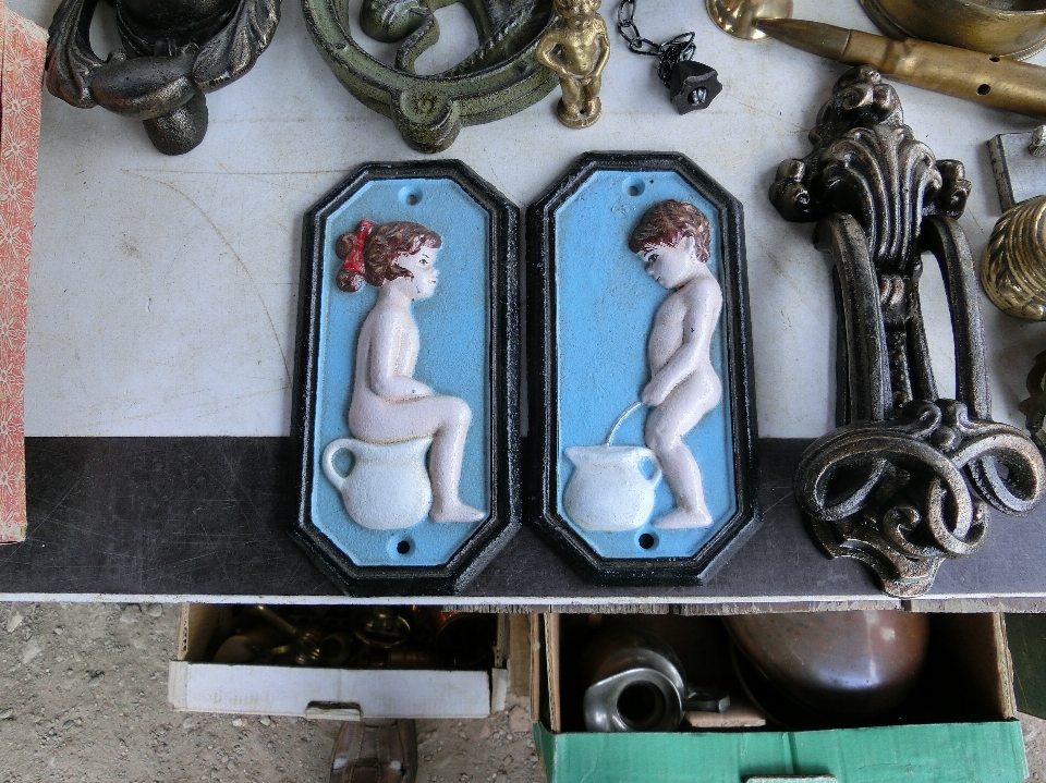 Homme femme toilettes sculpture