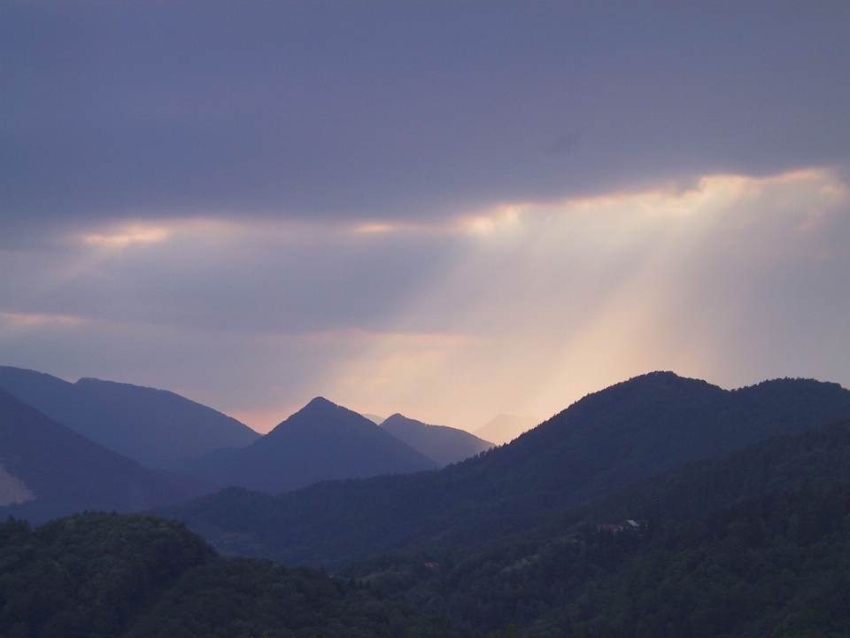 Montanha luz nuvem céu