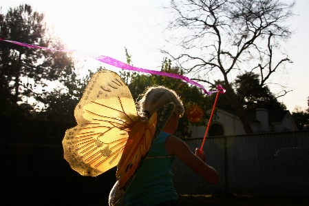 Foto Silhouette ragazza sole giocare