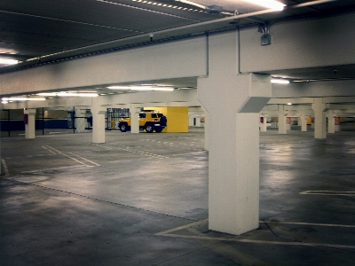 Auto gebäude parken dunkel Foto