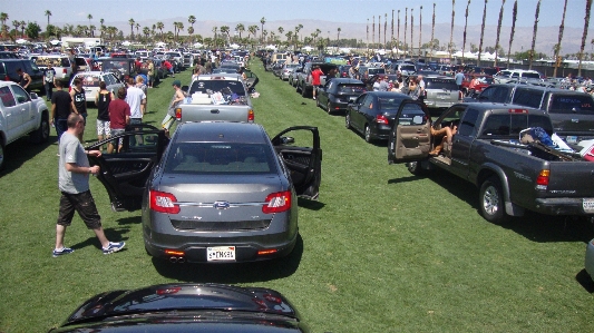 Foto Mobil menyetir parkir kendaraan