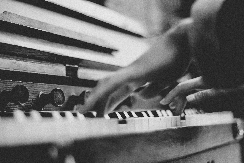 Mano persona música en blanco y negro
